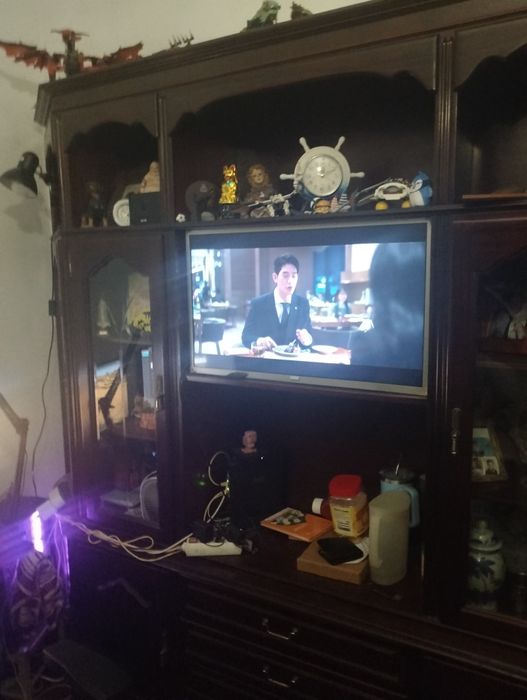 Móvel de madeira escura 200x250