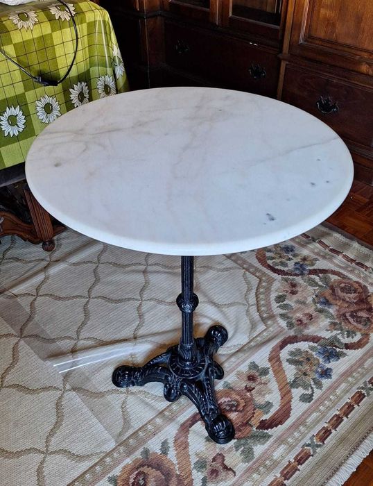 Mesa de apoio em mármore branco
