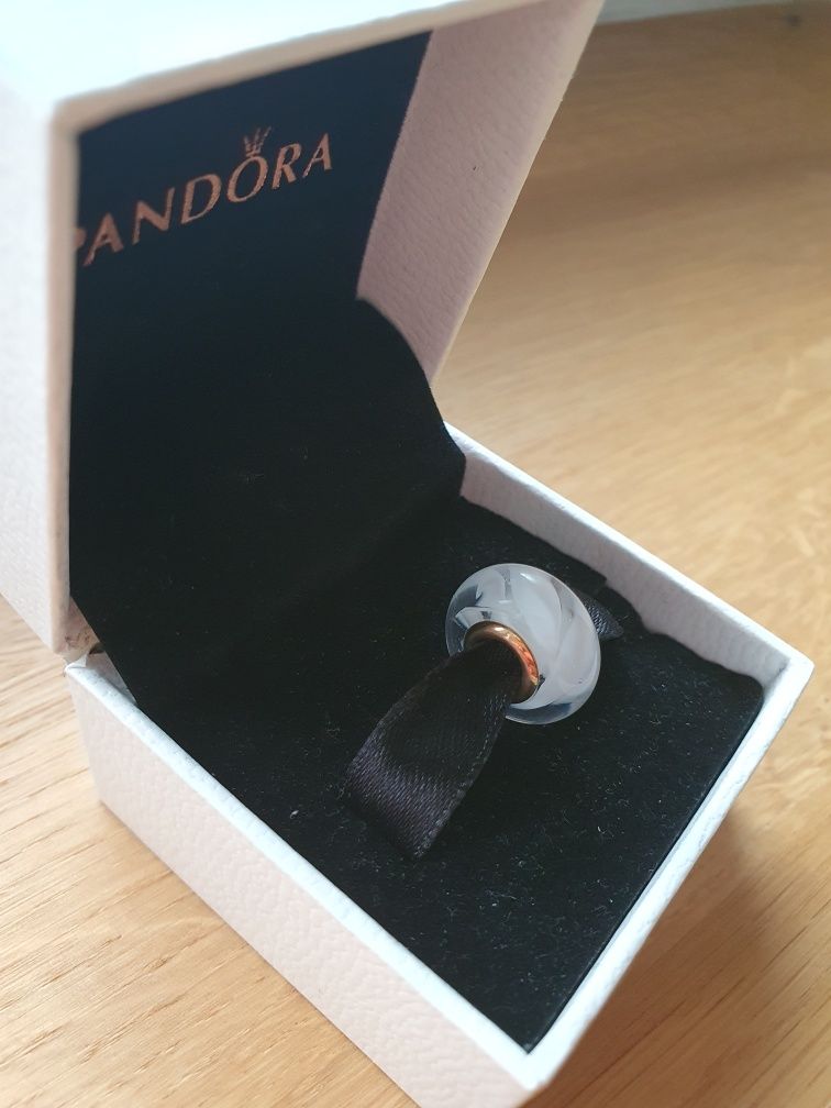 Charms Pandora białe szkło Murano