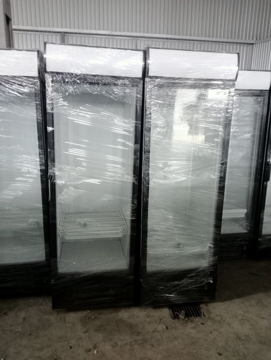 Холодильник для напоїв вітринного типу після реставрації