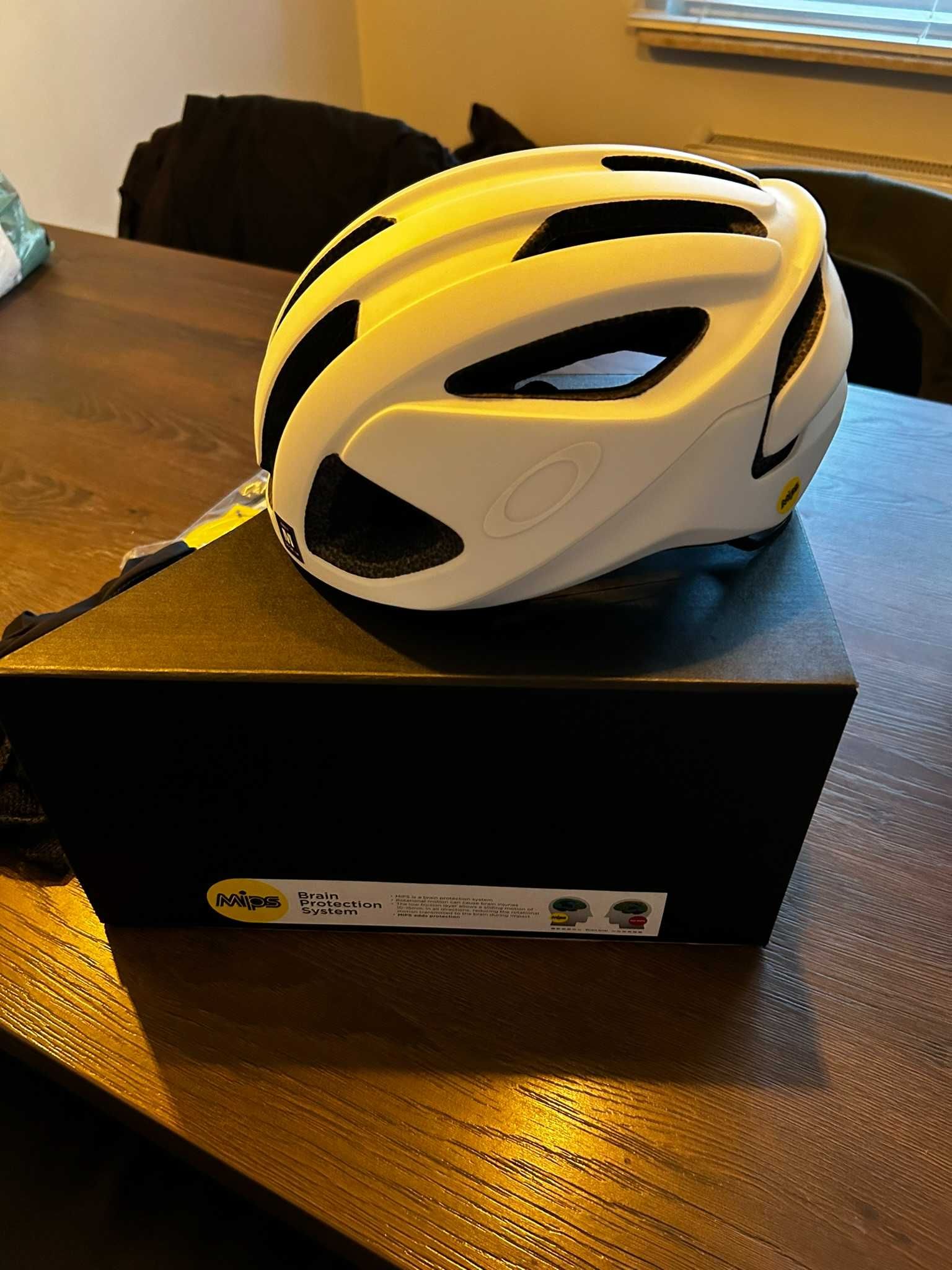 Kask Oakley ARO3 europe Mips rozmiar M rowerowy szosowy biały