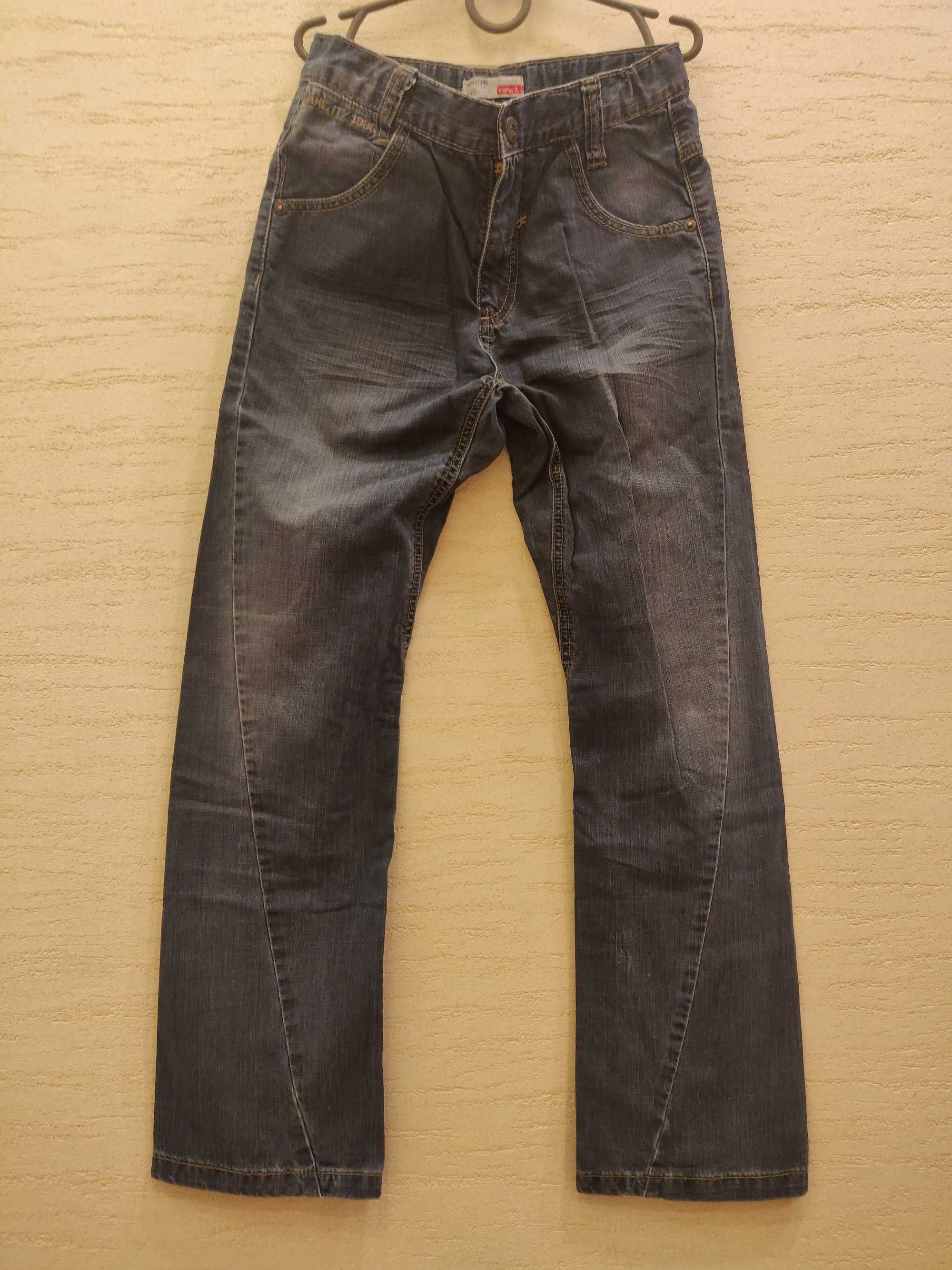 Вишиванки -2шт, джинси 4шт, трекінгові штани на хлопця 7-10 років