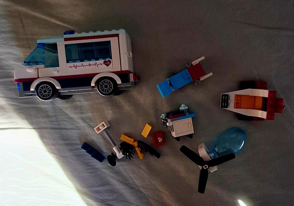 Części z zestawów Lego Friends, karetka