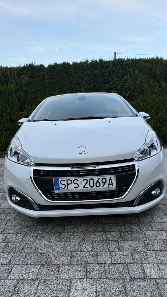 Peugot 208 allure 1.2 110 km panorama