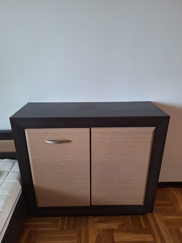 Komoda w kolorze wenge z jasnymi frontami