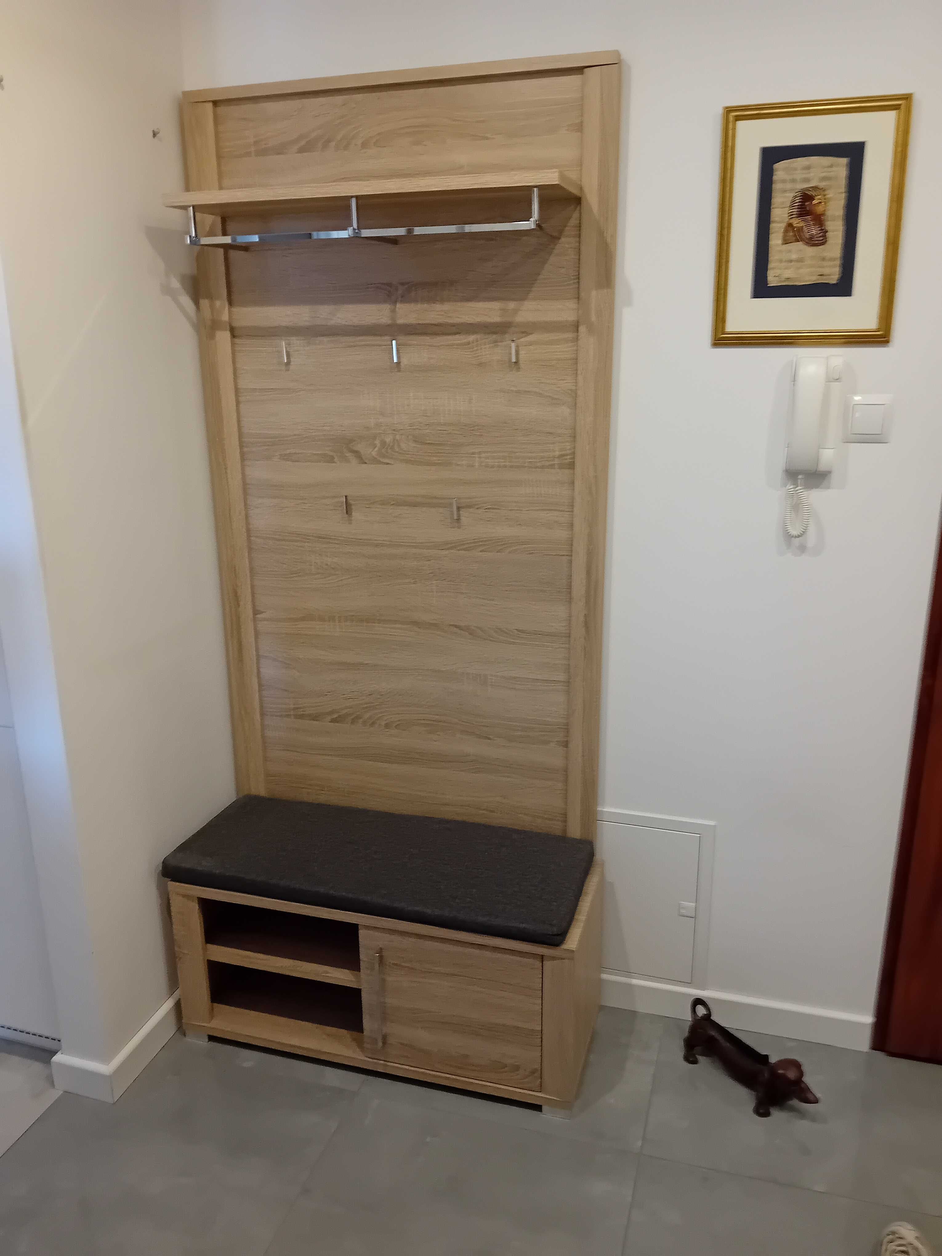 Wieszak na ubrania z szafka na buty