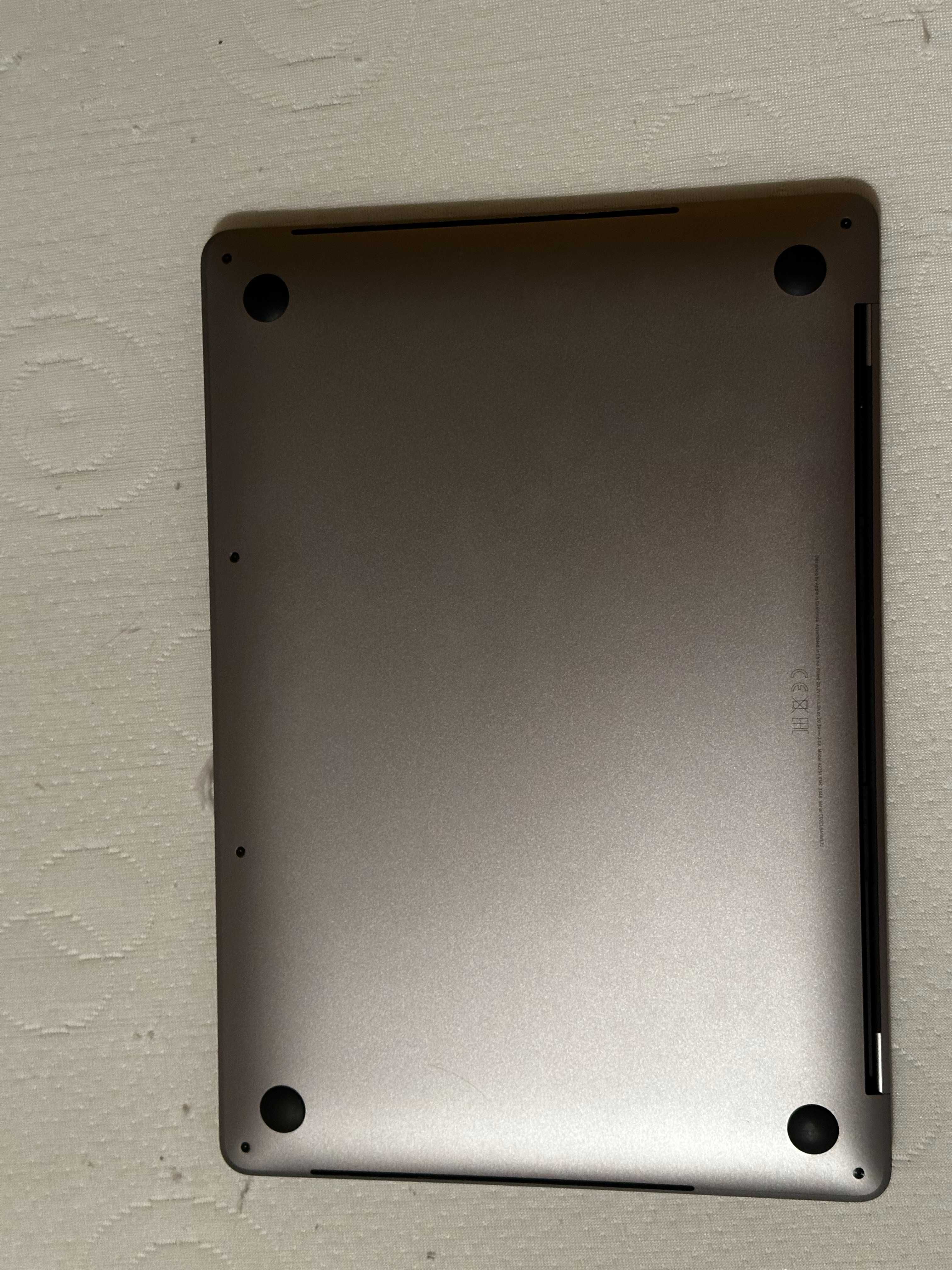 MacBook Pro 13 cali - Moc i Elegancja w Kompaktowym Wydaniu!
