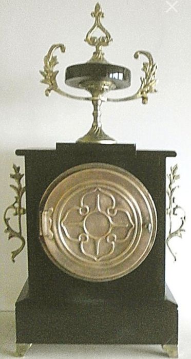 Fantástico e antigo relógio de lareira