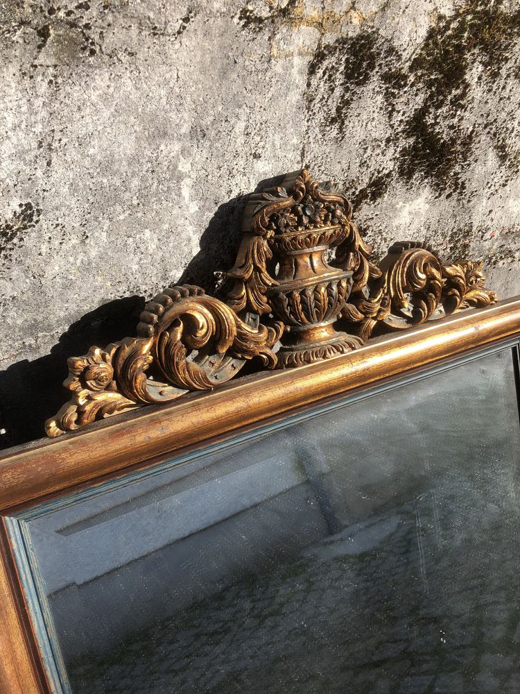 Bonito e sóbrio espelho romântico , com entalhes em madeira , dourado