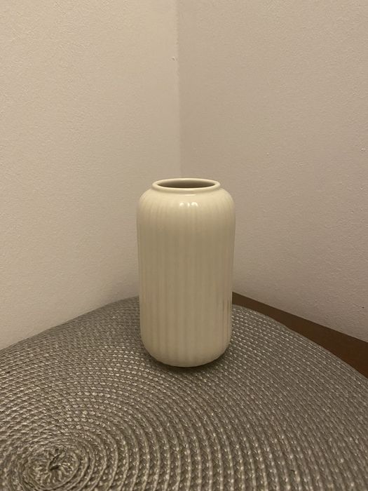 Biały wazonik wazon ikea