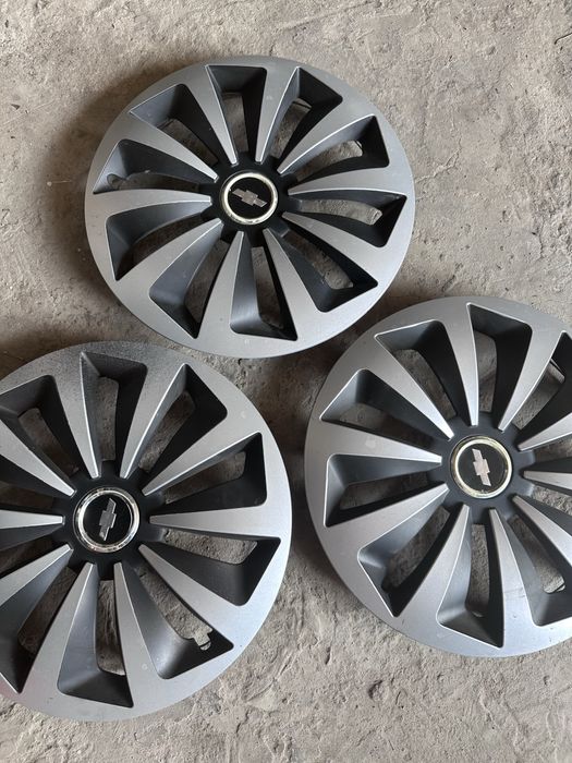 Ковпаки 14. 3 штуки. Наклейки «шевроле» можна відклеїти.