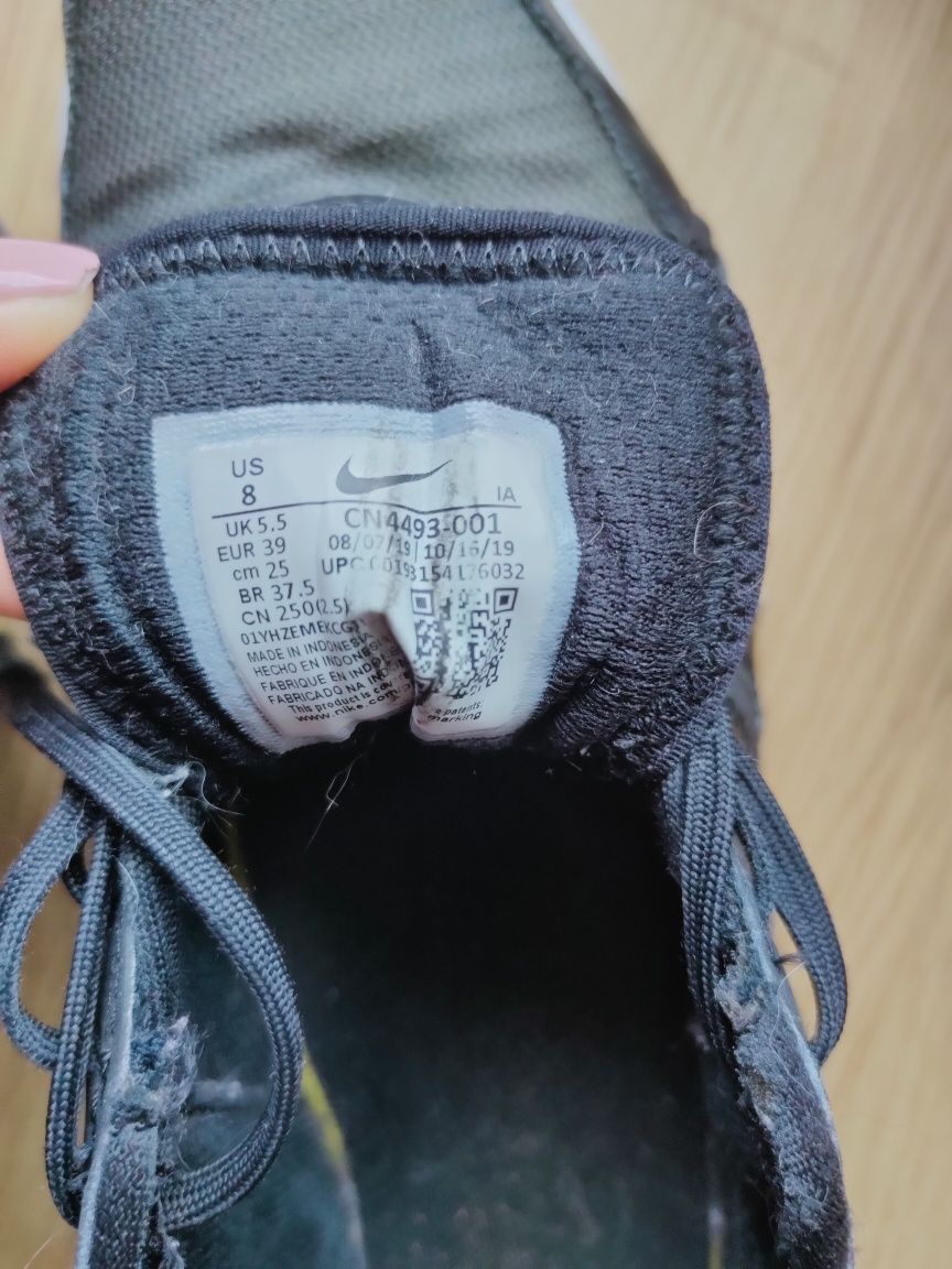 Buty sportowe Nike 39 uszkodzone używane