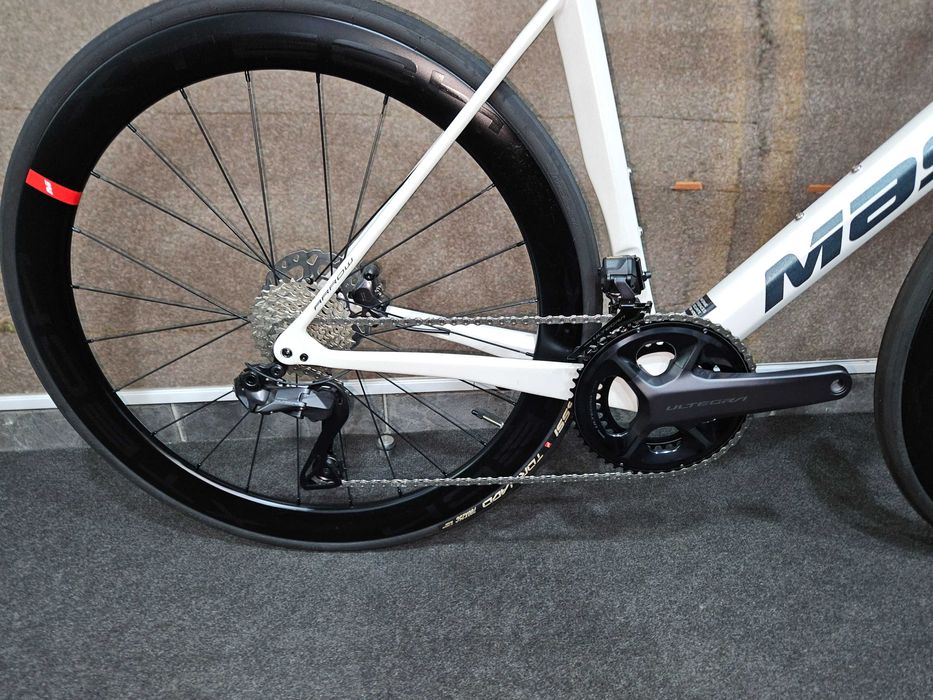 Massi Arrow Race Ultegra disc DI2 Rodas Xtech Carbon Branco/Azul T-54