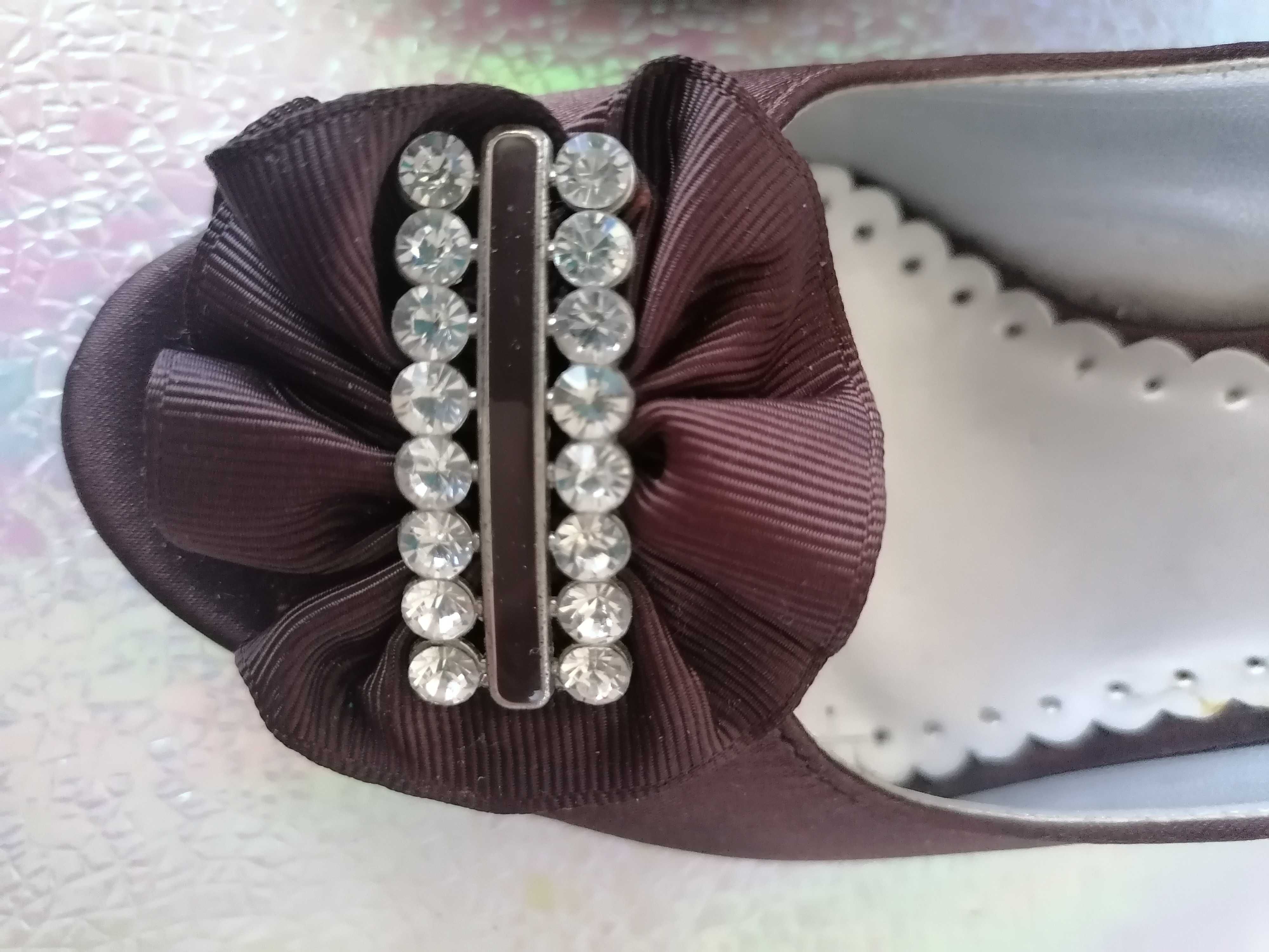 Sapatos castanhos acetinados com aplicação brilhante