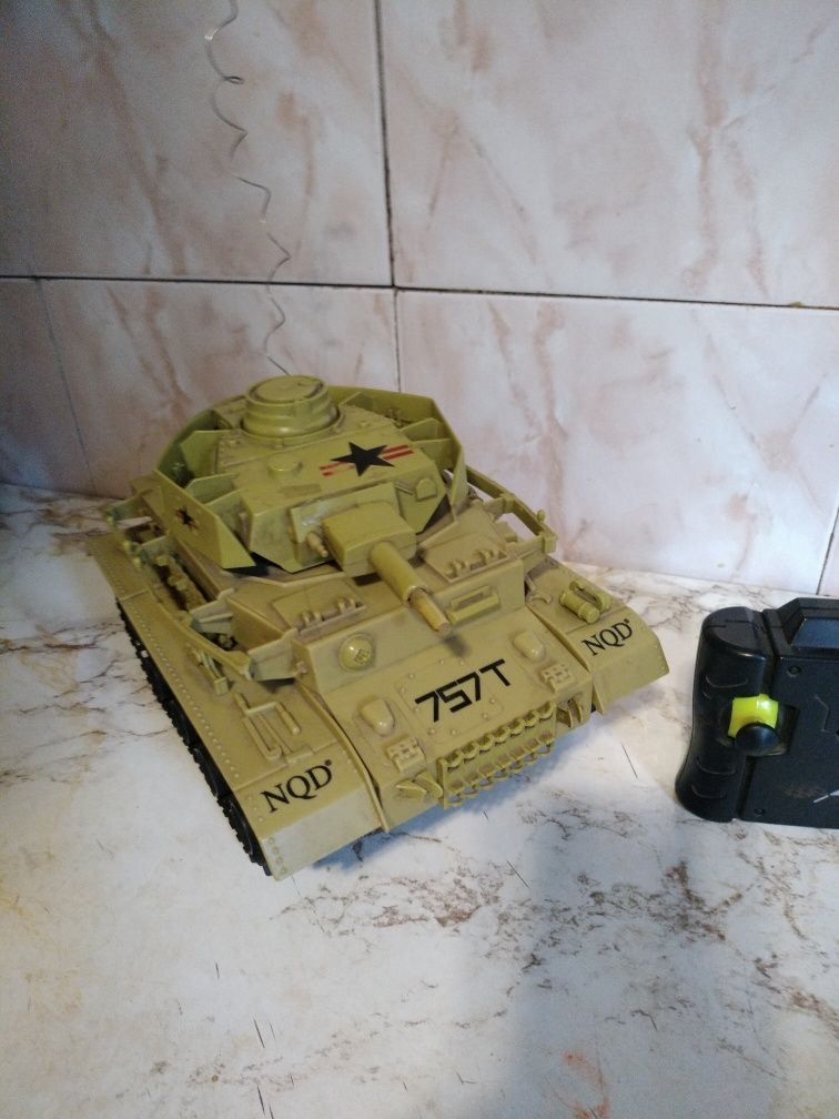 Игровой танк в рабочем сост.на пульте