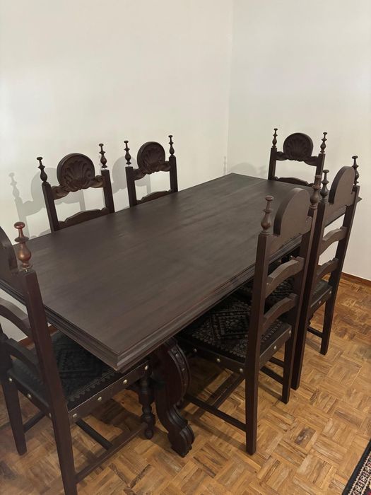 Mesa e cadeiras de madeira genuína em ótimo estado (Preço da Mesa)