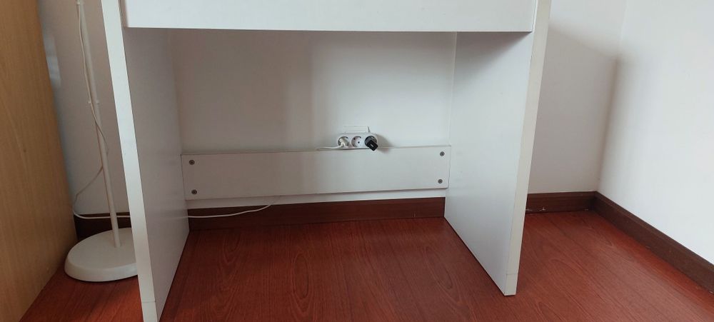 Secretária com tampo de vidro