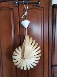 Żyrandol bambusowy w kształcie ślimaka.