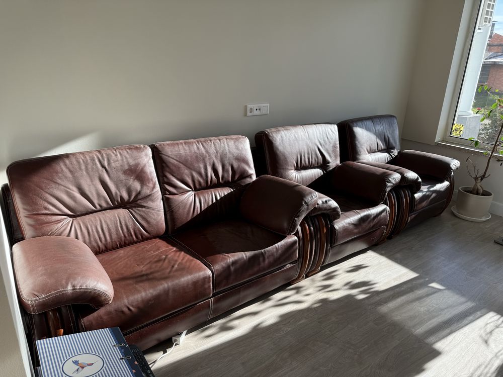 Sofas em pele com estrutura de madeira