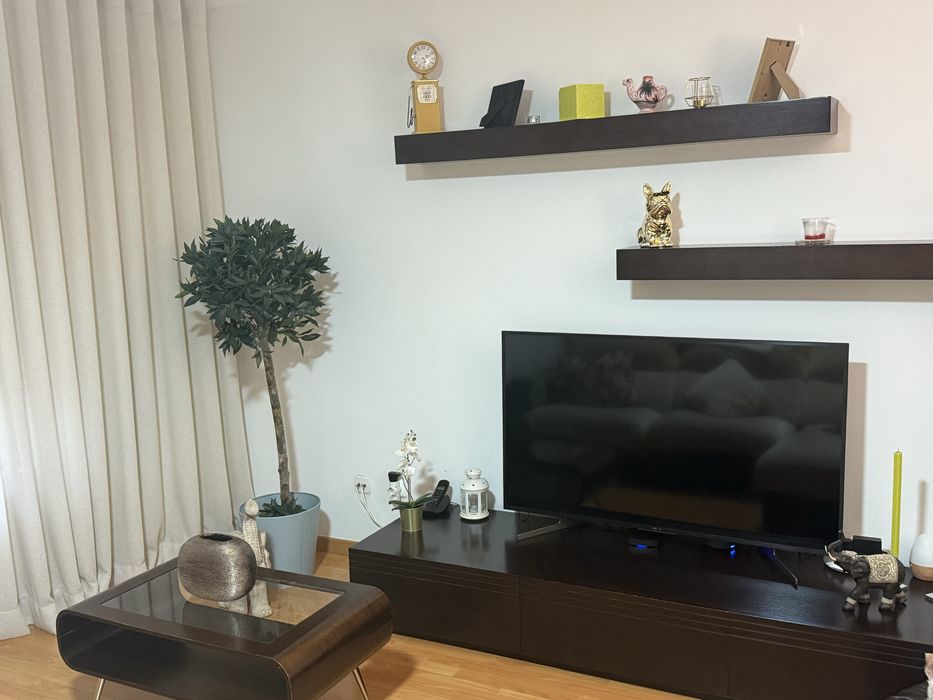 Móvel TV com prateleiras - Madeira escura