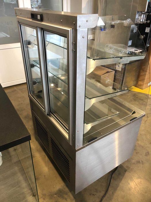 Холодильник вертикальний | Холодильна вітрина Counterline