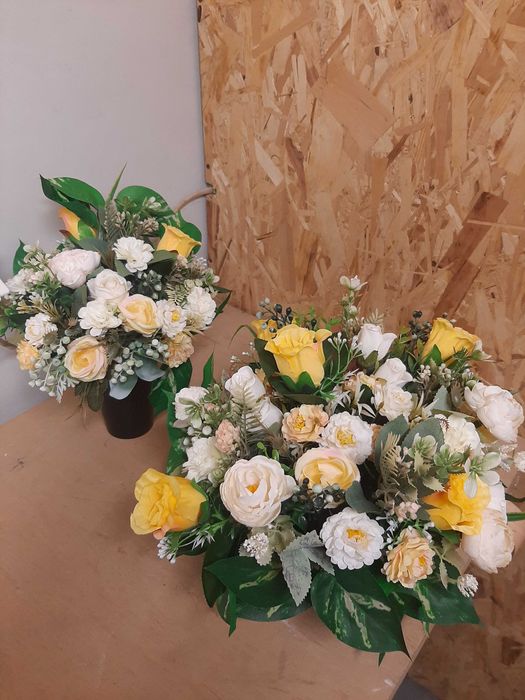 Kompozycja z sztucznych kwiatów na cmentarz