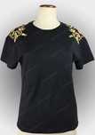 T-Shirt preta com o bordado de Viana feito à máquina