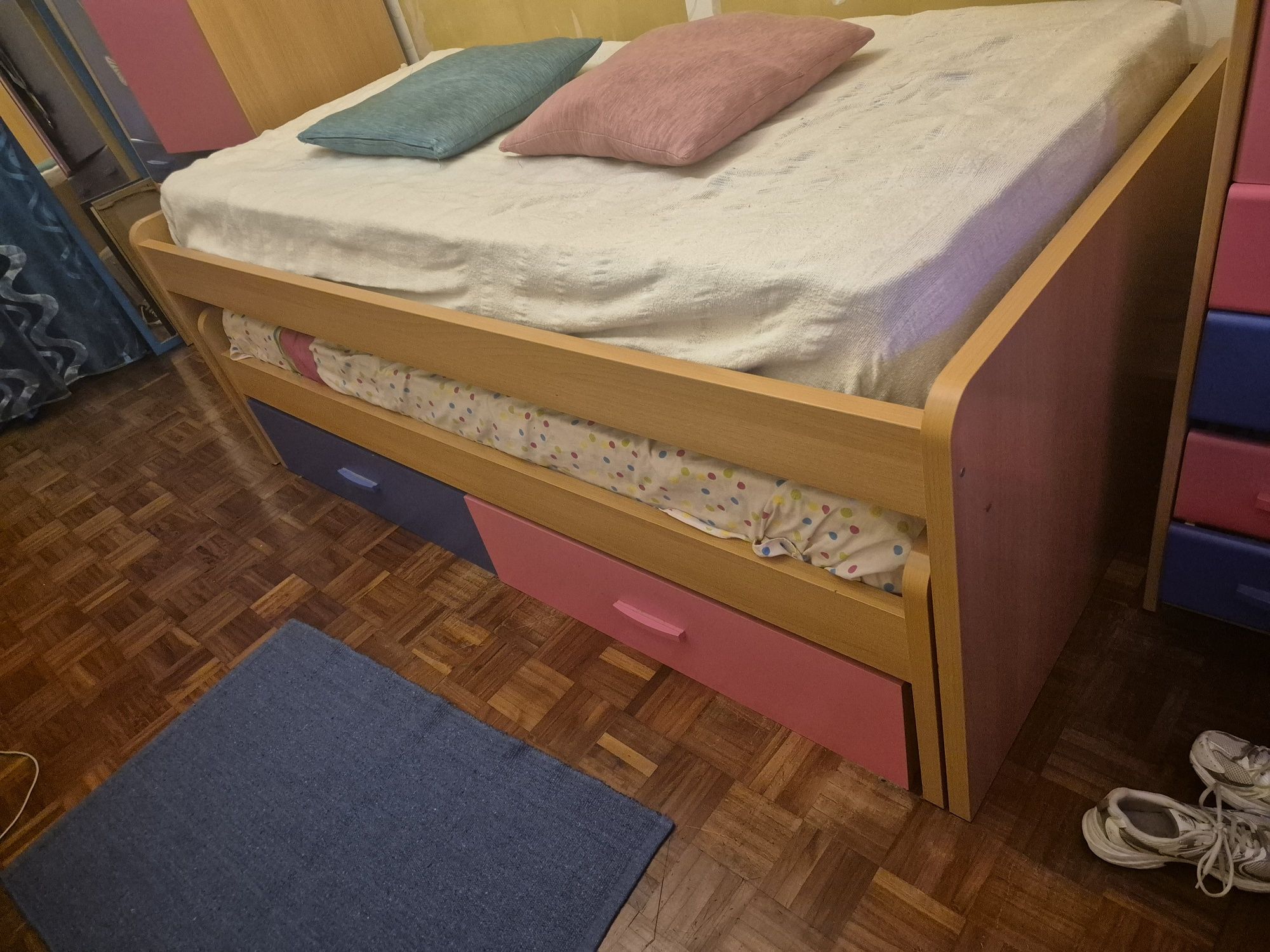 Moveis quarto solteiro( 2camas gavetas ,comoda e 2 roupeiros) URGENTE