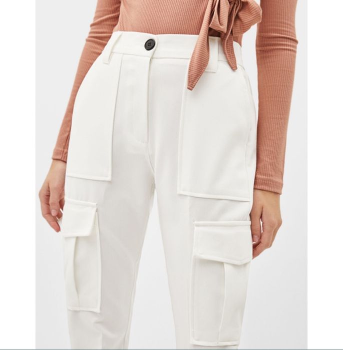 Брюки карго  с карманами bershka
