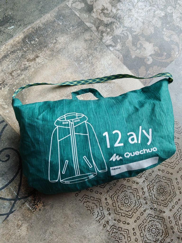 Kurtka przeciwdeszczowa Quechua 12 lat do plecaka