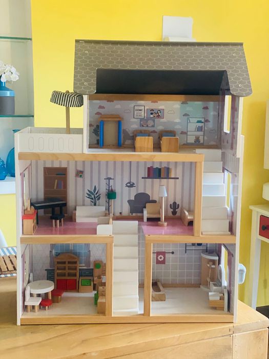 Casinha de bonecas em madeira com acessorios