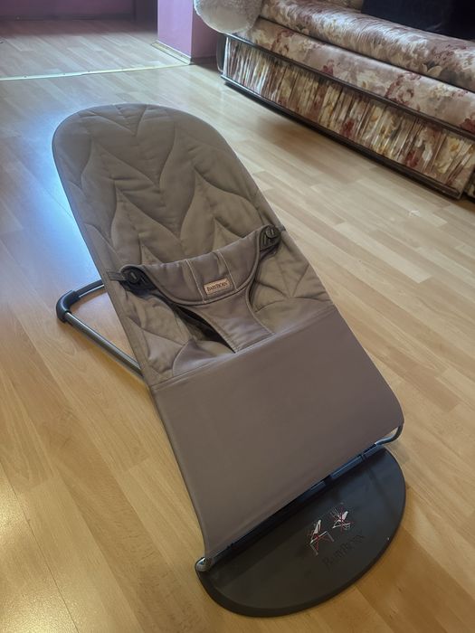 Продам шезлонг Baby Bjorn