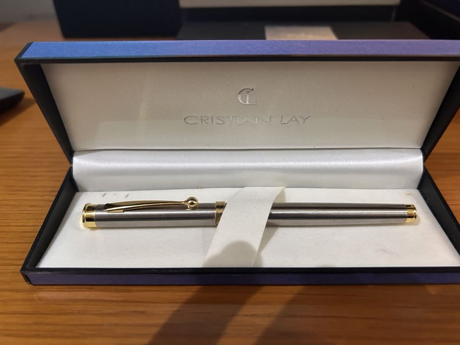 Canetas diversas novas