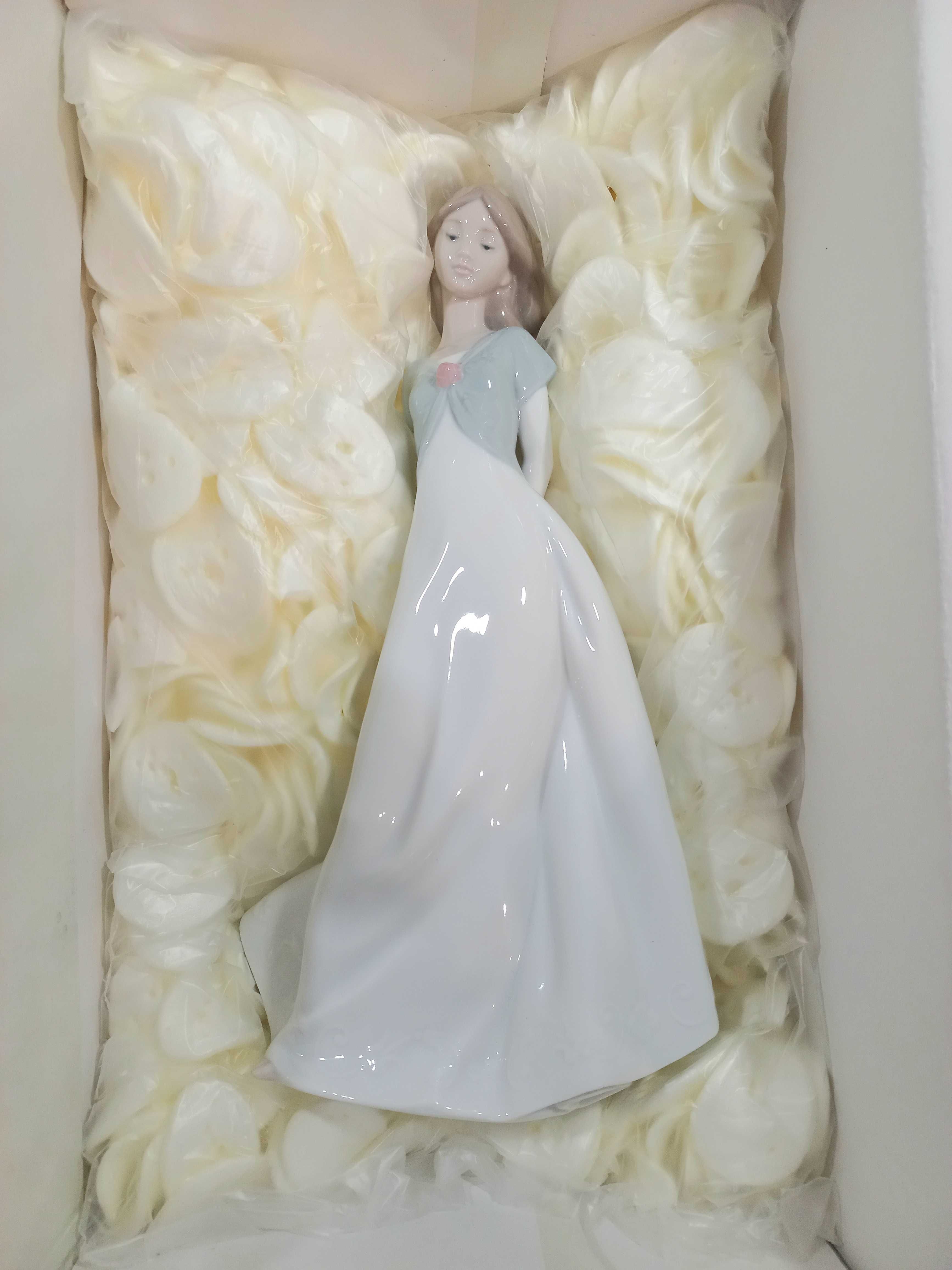 Статуэтка  NAO Lladro в идеальном состоянии с родной коробкой.