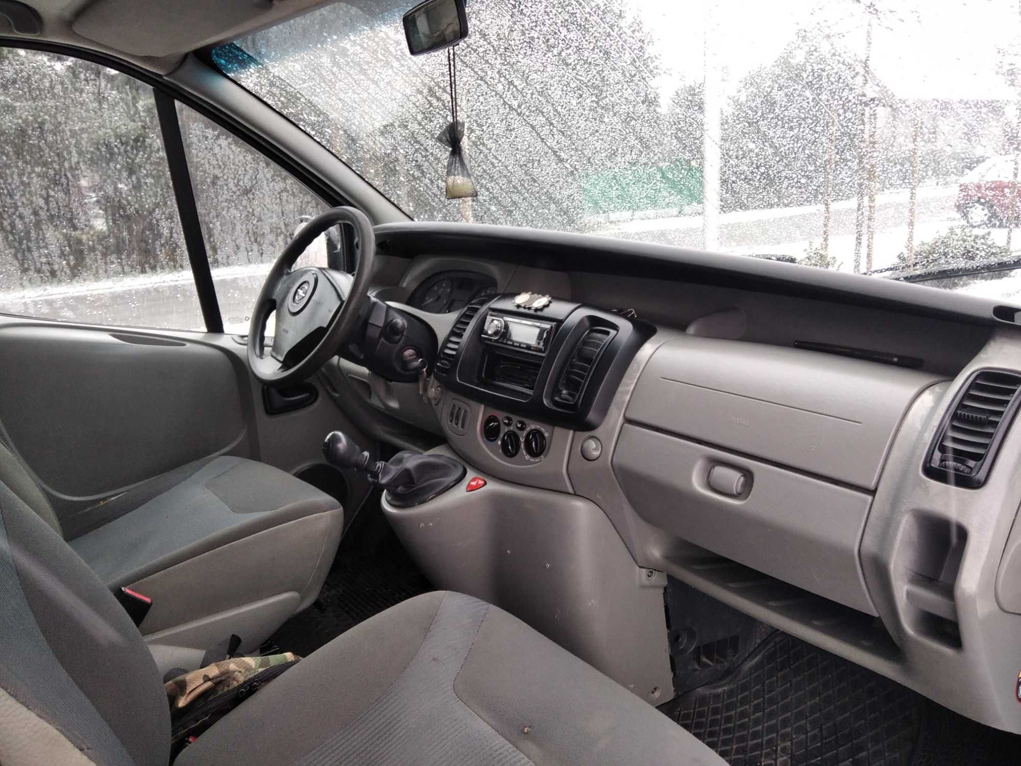 Opel Vivaro Long 9 osobowy l2h1 dlugi z klima rok 2007 2.O D opel