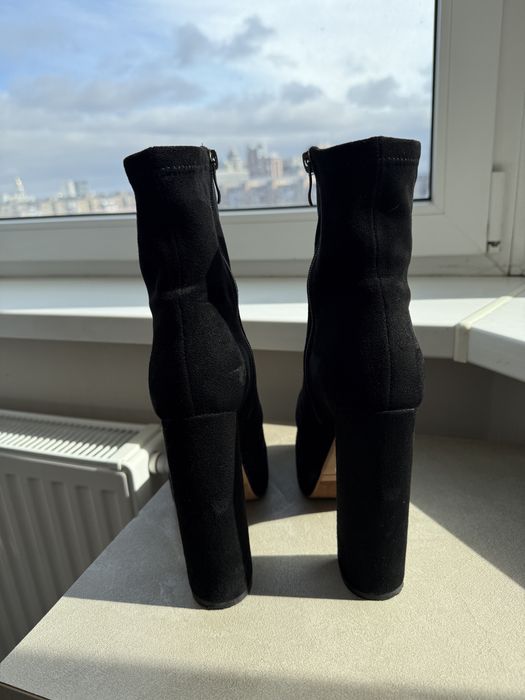 Сапожки на высоком каблуке. Ботильоны