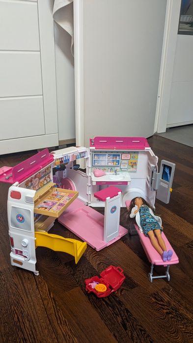 Oferta od 22.10 do 28.10. Karetka pogotowia Barby. Jak nowe.