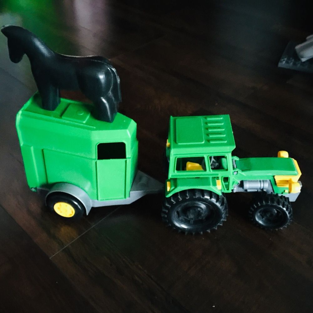 Трактор с прицепом и лошадь Tigres