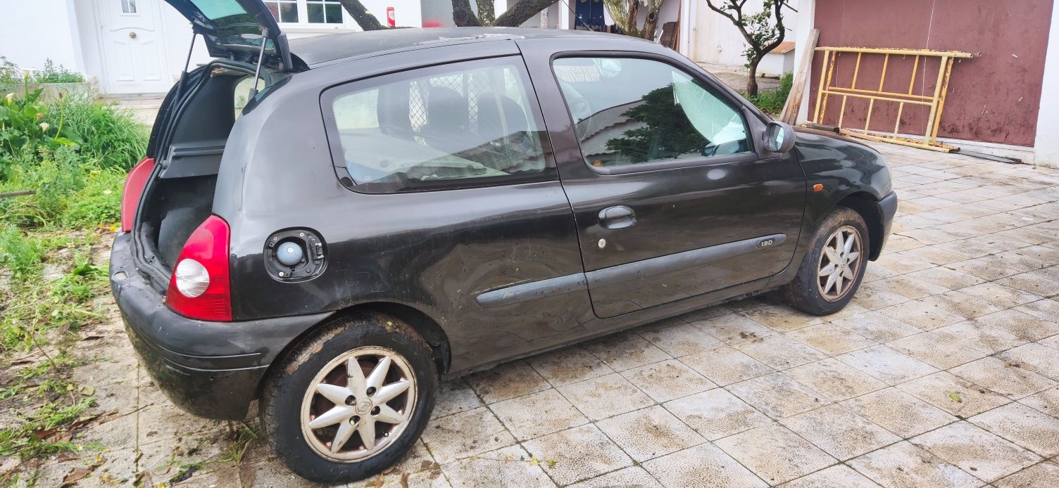 Renault Clio 1.9D com avaria