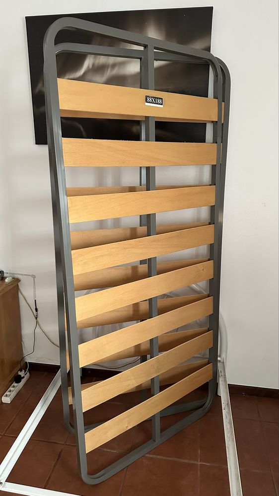 Cama de solteiro em ferro + colchão + 2 estrados (ótimo estado)