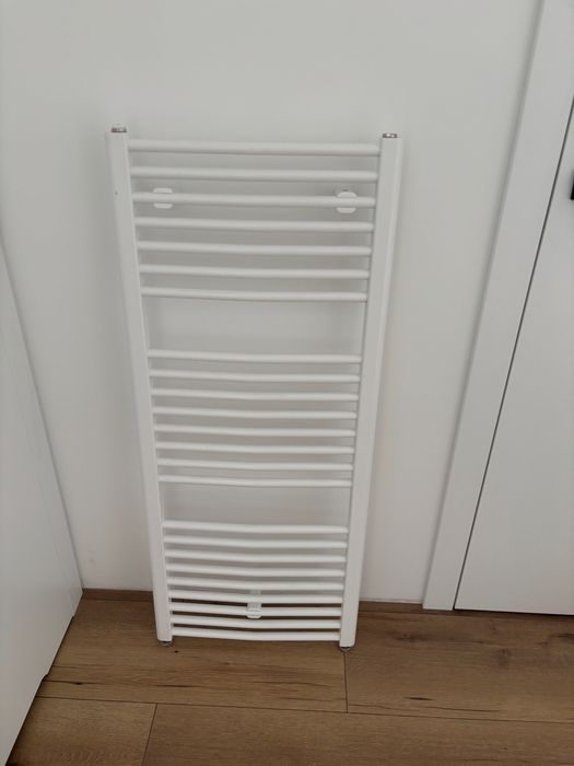 Grzejnik łazienkowy z demontażu od dewelopera 120 cm. Rozstaw 45 cm.
