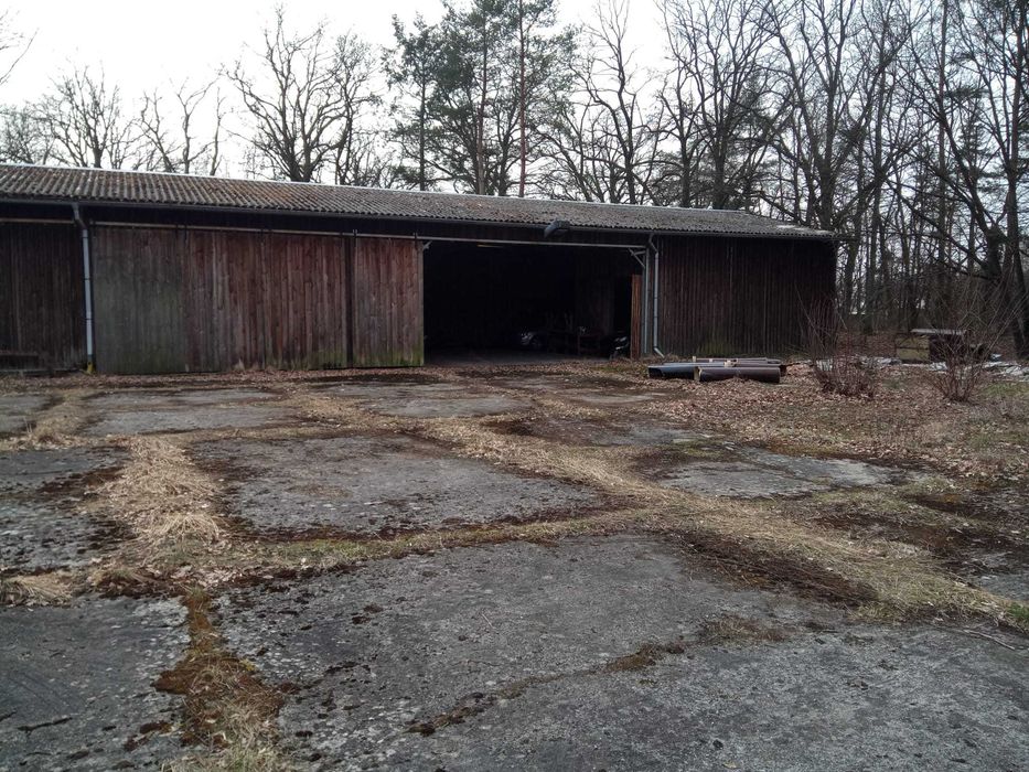 Miejśce postojowe w hali garażowej. Zimowanie łodzi, kamperów, aut