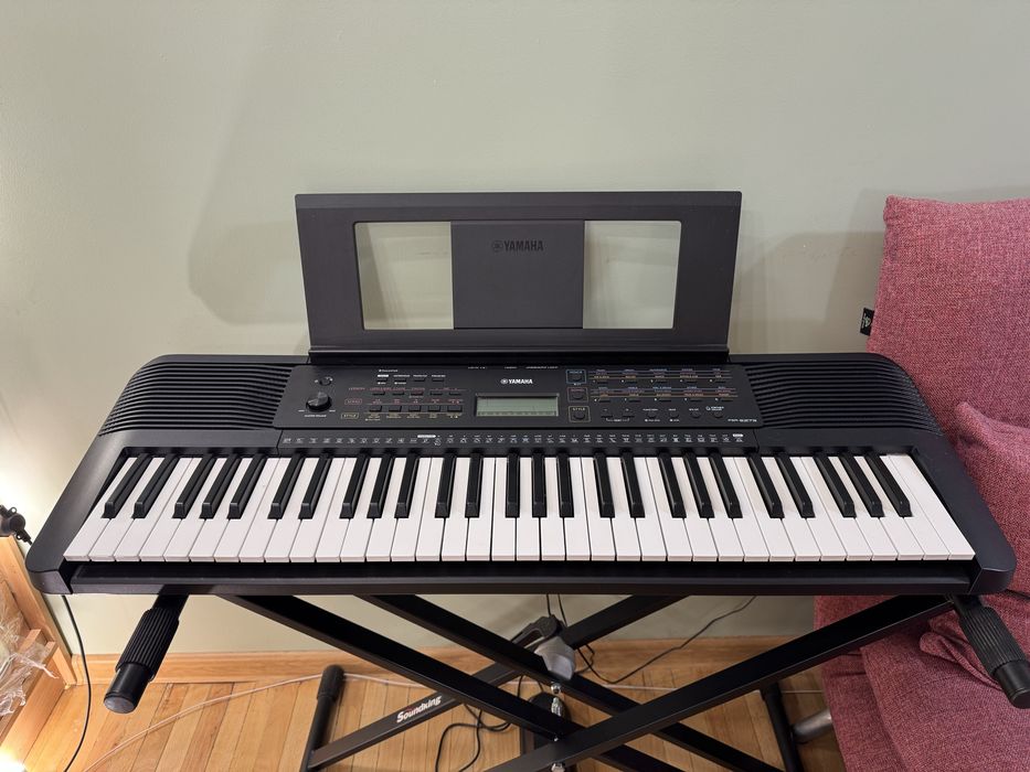 Синтезатор Yamaha PSR-E273, б/в, у відмінному стані