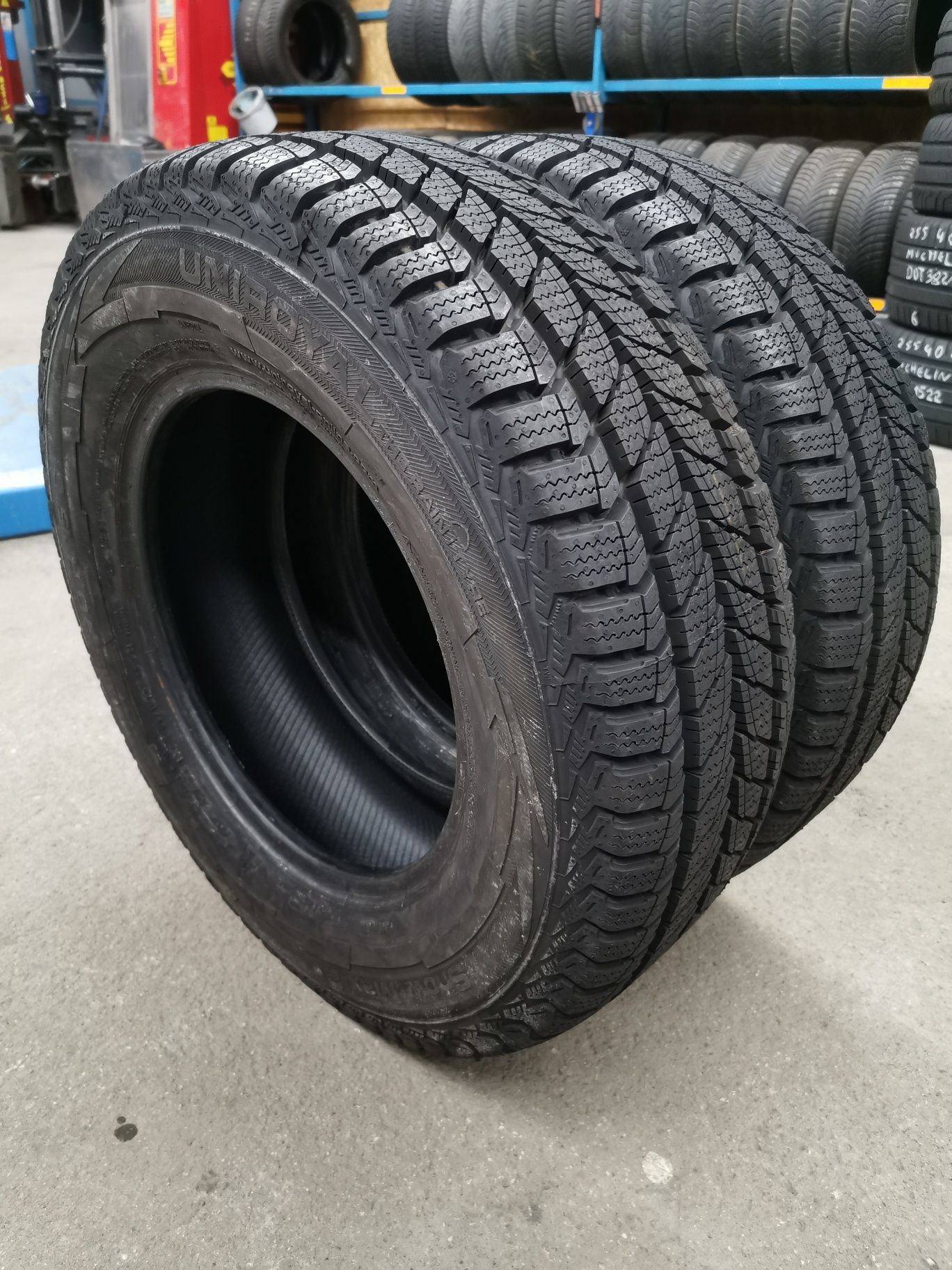 Para opon 215/70R15C 109/107R Uniroyal Snów MAX 2