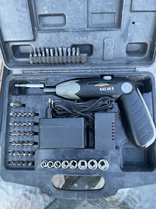śrubokręt elektryczny zakrętak komplet bitów i walizka