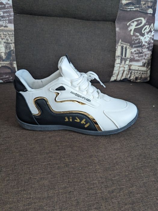 Продам красовки.              .