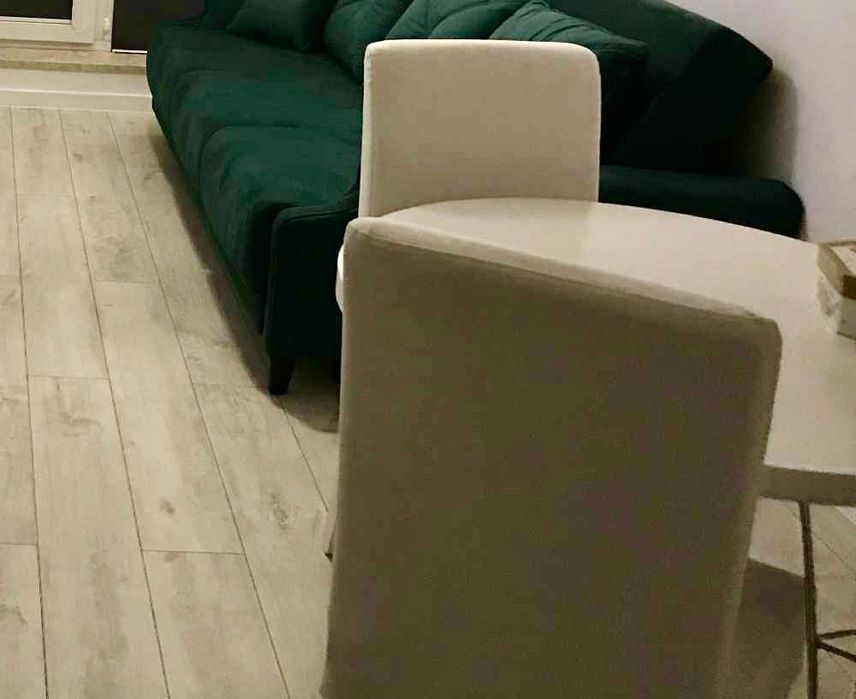 Stół okrągły biały z krzeslami