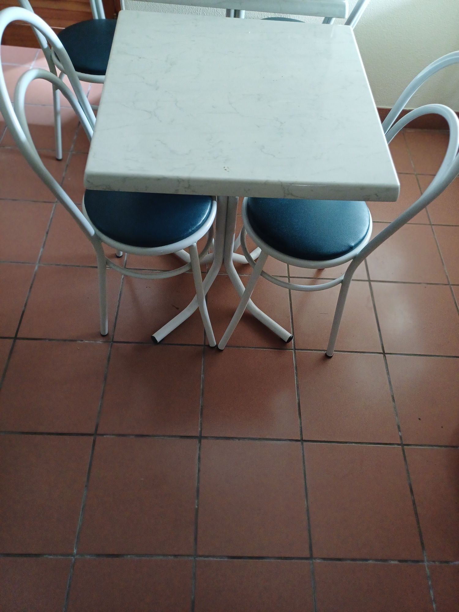 Conjunto de mesa e 4 cadeiras