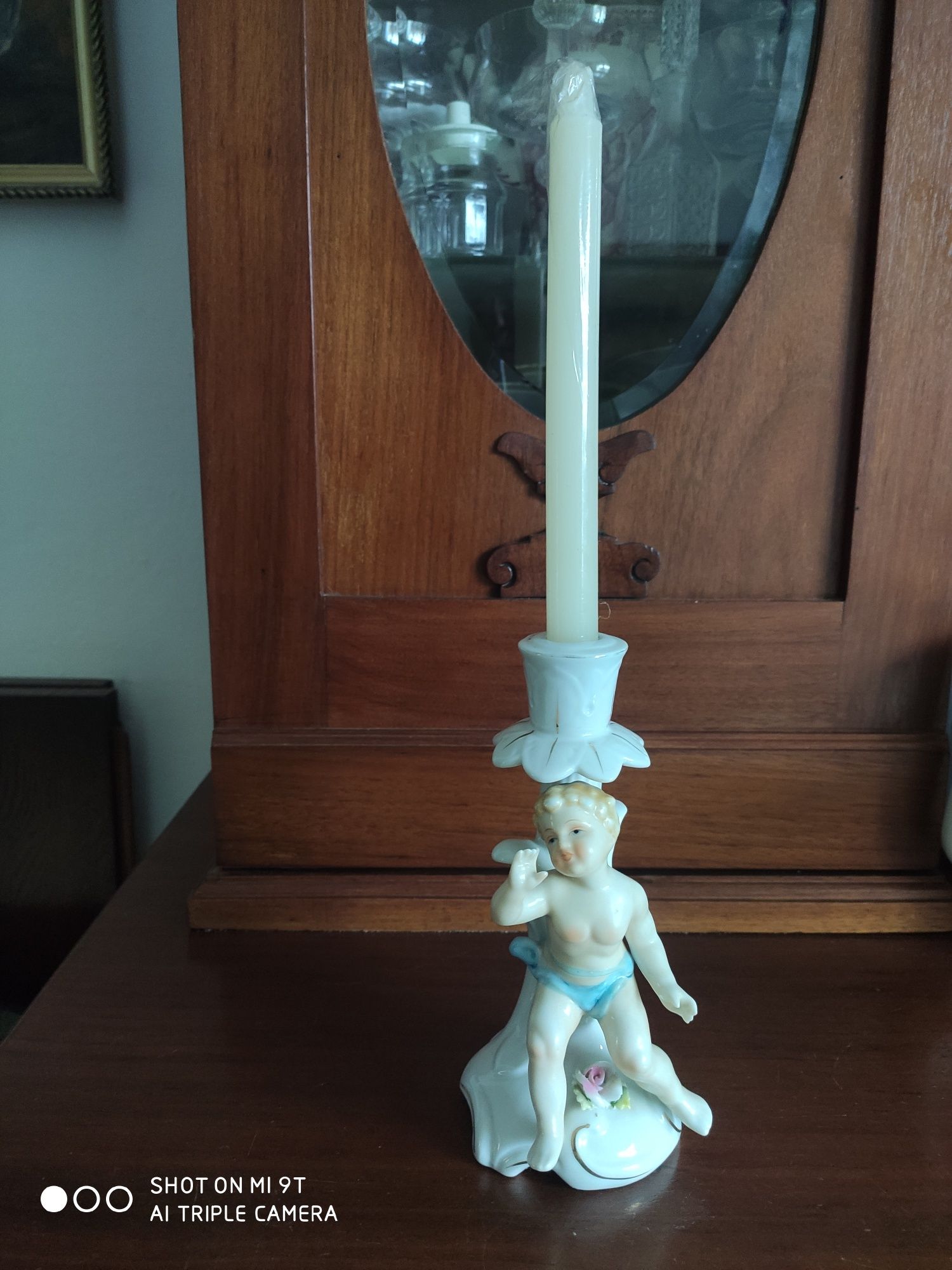 Porcelanowy świecznik z amorkiem putto