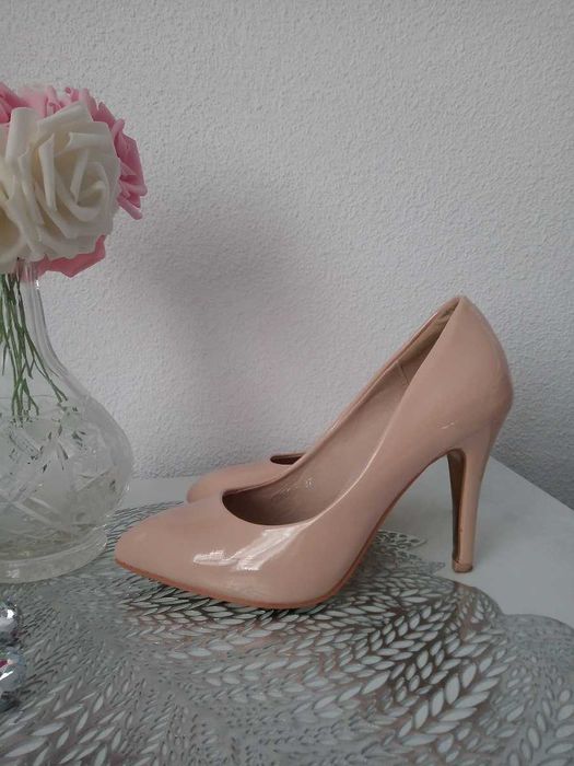 Czółenka Nude Cieliste Szpic Obcas Złote Spody 37